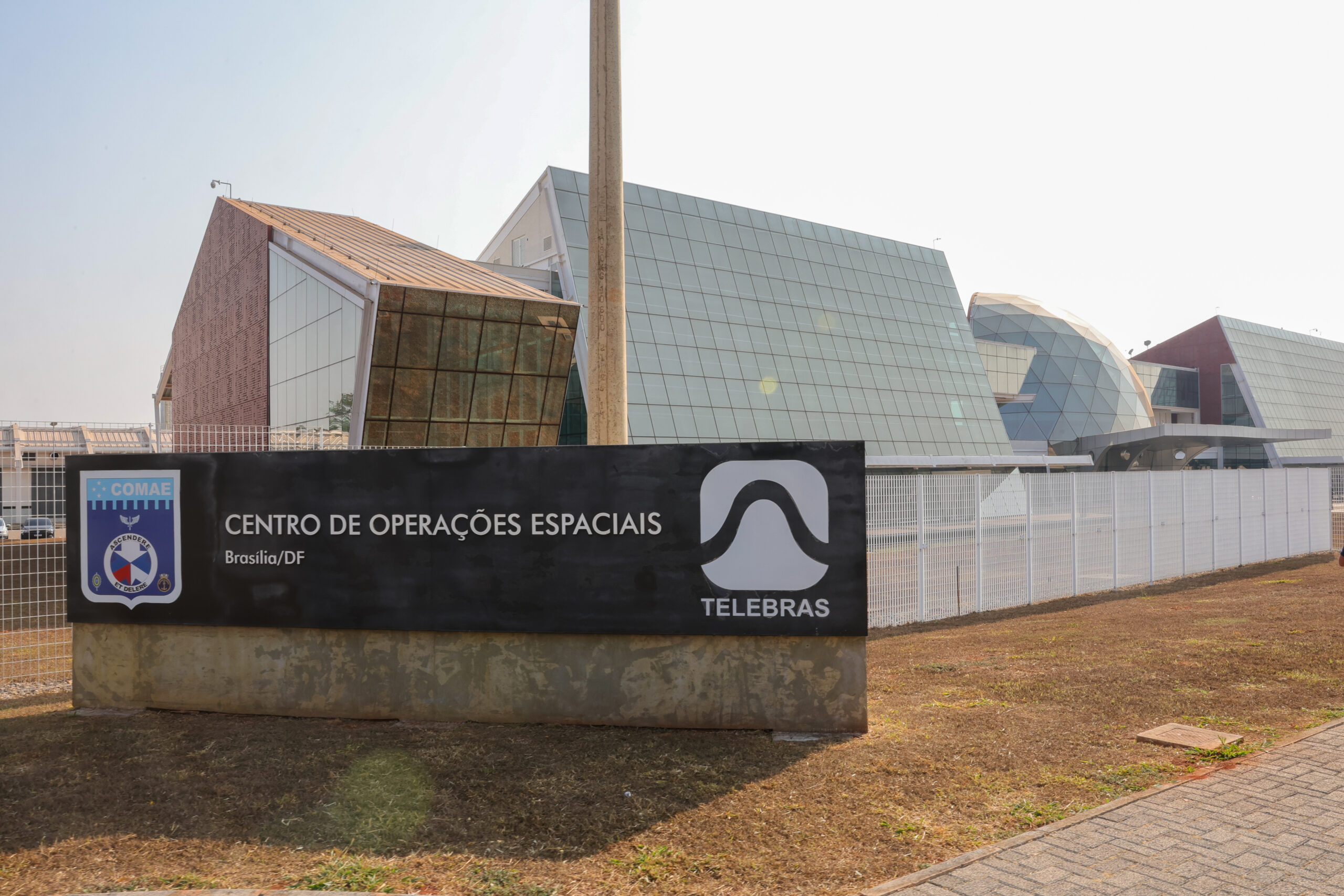 lula visita o centro de operações espaciais principal da teleb