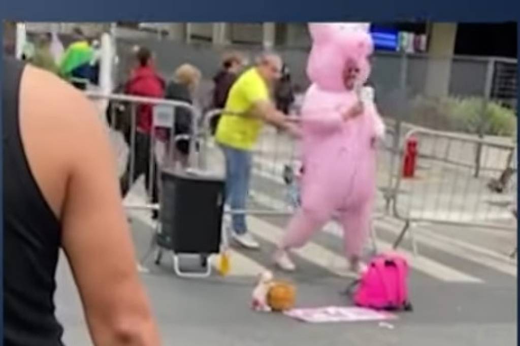 homem golpeia 'porquinho da paulista' com garfo durante manifestação de 7 de setembro