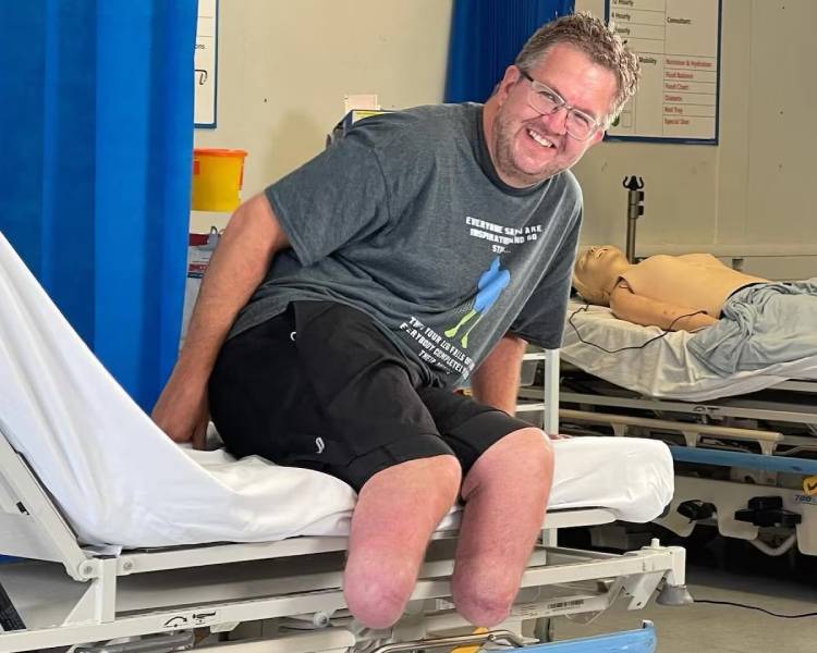 médico que amputou as próprias pernas