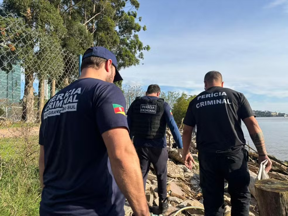 perícia no local onde restos mortais de mulher em porto alegre