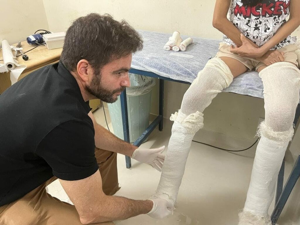 8.9. hbase. davi haje atendendo aos pacientes de pés tortos congênitos foto alberto ruy igesdf