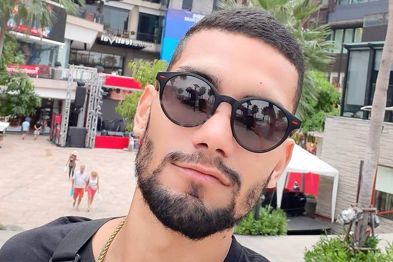 O ministro Luiz Fux, que integra a Primeira Turma do Supremo Tribunal Federal (STF), criticou duramente, nesta quarta-feira (10), o processo que julga o ex-presidente Jair Bolsonaro (PL) e outros corréus por arquitetar uma trama golpista, e defendeu que a corte não deve "realizar um juízo político". Fux é o terceiro dos cinco ministros da Primeira Turma a votar pela condenação ou absolvição do ex-presidente (2019-2022), acusado, juntamente com outros sete ex-colaboradores de ter conspirado para se manter no poder em 2022, após perder as eleições para o presidente Luiz Inácio Lula da Silva (PT). Bolsonaro, de 70 anos, em prisão domiciliar, pode ser condenado a uma pena de mais de 40 anos de prisão. Até agora, o placar está em 2 a 0 a favor da condenação, após os votos do ministro relator Alexandre de Moraes, seguido pelo colega Flávio Dino. Para ser condenado ou absolvido, é necessária uma maioria simples de três votos, embora o veredicto e uma eventual pena não serão adotados formalmente até que todos os juízes tenham se pronunciado. Ao iniciar a exposição de seu voto, Fux disse que "não compete ao Supremo Tribunal Federal realizar um juízo político" e defendeu a "incompetência absoluta" do tribunal para julgar um ex-presidente, considerando que o caso deveria ser examinado por uma instância judicial inferior. Ele também indicou que foi apresentado de forma "tardia um verdadeiro tsunami de dados, sem identificação suficiente", em alusão ao argumento da defesa que sustenta ter recebido muitas supostas provas com pouco tempo para analisá-las. Suas declarações não permitem por enquanto antecipar qual será seu voto. Entre os ministros que votaram na terça-feira esteve Moraes, alvo de um suposto plano de assassinato que, segundo a Procuradoria-Geral da República (PGR), fazia parte da trama golpista. Para Moraes, o ex-presidente teria chefiado uma organização criminosa para dar um golpe de Estado, que não se concretizou por falta de apoio da cúpula militar. "O Brasil quase volta a uma ditadura", disse o ministro. - Tensões com Washington - O julgamento tensionou a relação entre as autoridades brasileiras e Washington. O presidente americano, Donald Trump, impôs tarifas punitivas de 50% a produtos brasileiros, sob o argumento de que existe uma "caça às bruxas" contra Bolsonaro, seu aliado. Seu governo também aplicou sanções contra altos funcionários, incluindo Moraes. "Alguém imagina que um cartão de crédito ou o Mickey (Mouse) vão mudar um julgamento no Supremo?", ironizou, na terça-feira, o segundo ministro a votar, Flávio Dino, ex-ministro da Justiça e Segurança Pública de Lula, em alusão aos Estados Unidos. Brasília denunciou na terça-feira supostas novas ameaças de Washington. A porta-voz da Casa Branca, Karoline Leavitt, disse que Trump "não teme usar o poder econômico e militar dos Estados Unidos para proteger a liberdade de expressão no mundo", ao responder a uma pergunta sobre possíveis novas sanções contra o Brasil e outros países. O Itamaraty emitiu uma nota na terça-feira, condenando "as ameaças de uso da força" contra o Brasil e os poderes públicos "não se intimidarão por qualquer forma de atentado" à soberania do país. - "Remédio amargo" - "Eu torço pela anistia do Bolsonaro", disse à AFP Marisa Almeida, vereadora paraense de 31 anos, que viajou em seu aniversário a Brasília para uma vigília noturna pelo ex-presidente na terça-feira. Enquanto se aproxima o veredicto, a direita pressiona no Congresso pela votação de uma anistia para centenas de bolsonaristas condenados pelos atos antidemocráticos de 8 de janeiro de 2023, que poderia incluir o ex-presidente. A Procuradoria-Geral da República afirma que Bolsonaro incentivou estes atos como um último recurso para se manter no poder. "Nunca estamos a favor de tarifas", disse Clayton Prudencio, um homem de 42 anos que se apresenta como influenciador digital, "porém às vezes você toma um remédio que é amargo mais é necessário para ser curado". ffb-app/ll/nn/mvv/jcFoto: Reprodução/Jordi Beffa no Facebook