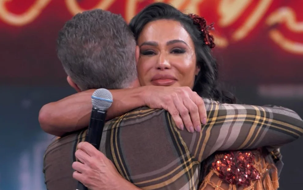 Influenciadora abre o coração sobre críticas ao seu corpo e agradece Luciano Huck pela chance de brilhar no palco