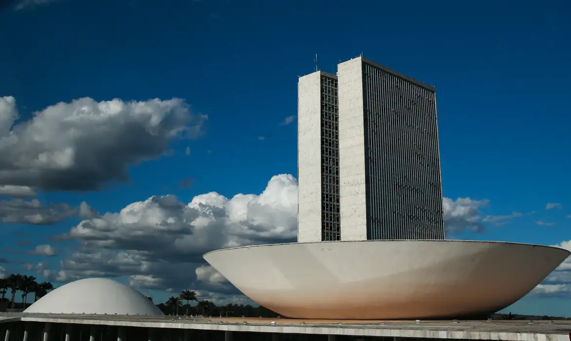 Câmara já gastou R$ 3,3 milhões com deputados presos ou fora do Brasil