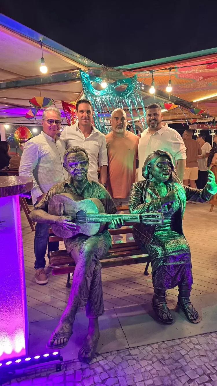 Homenagem emocionante eterniza a cantora, que morreu em julho, no mesmo banco onde já está a escultura de seu pai.