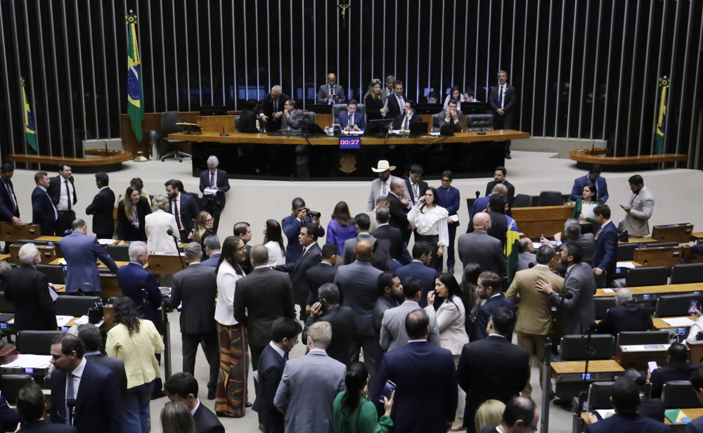 Ala da base governista busca expor centrão como inimigo do povo em votações na Câmara