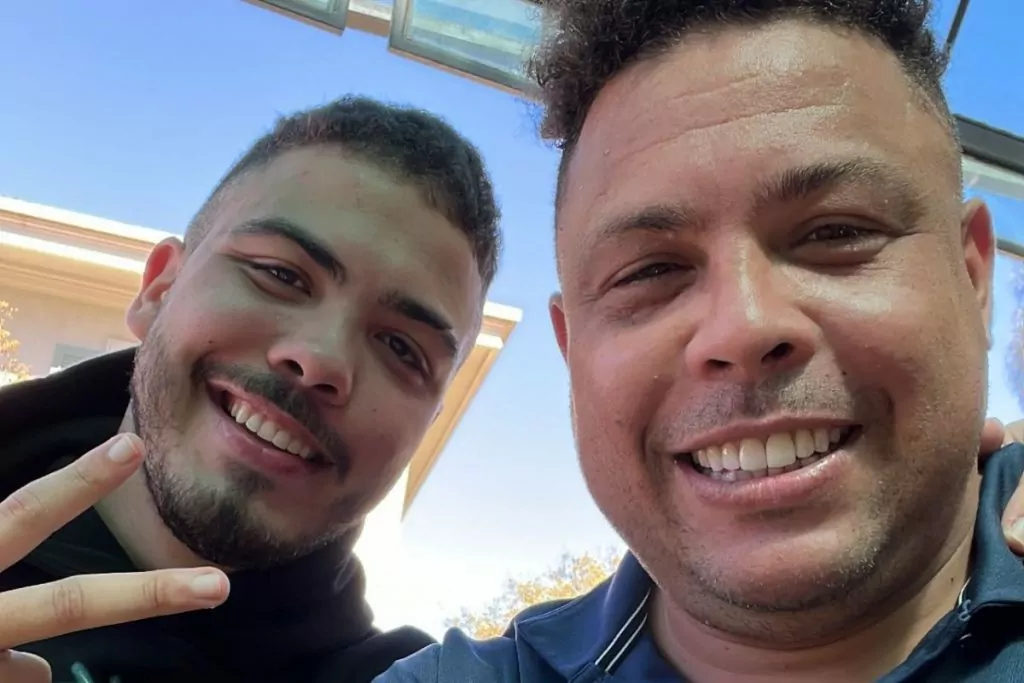 Pai e filho posaram juntos no evento e falaram sobre futuro da plataforma, legado, música e até possível entrada na TV aberta