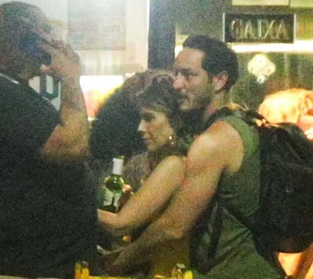 O casal ficou agarradinho a noite toda durante uma confraternização com participantes da Dança dos Famosos