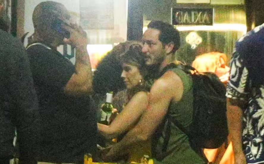 O casal ficou agarradinho a noite toda durante uma confraternização com participantes da Dança dos Famosos