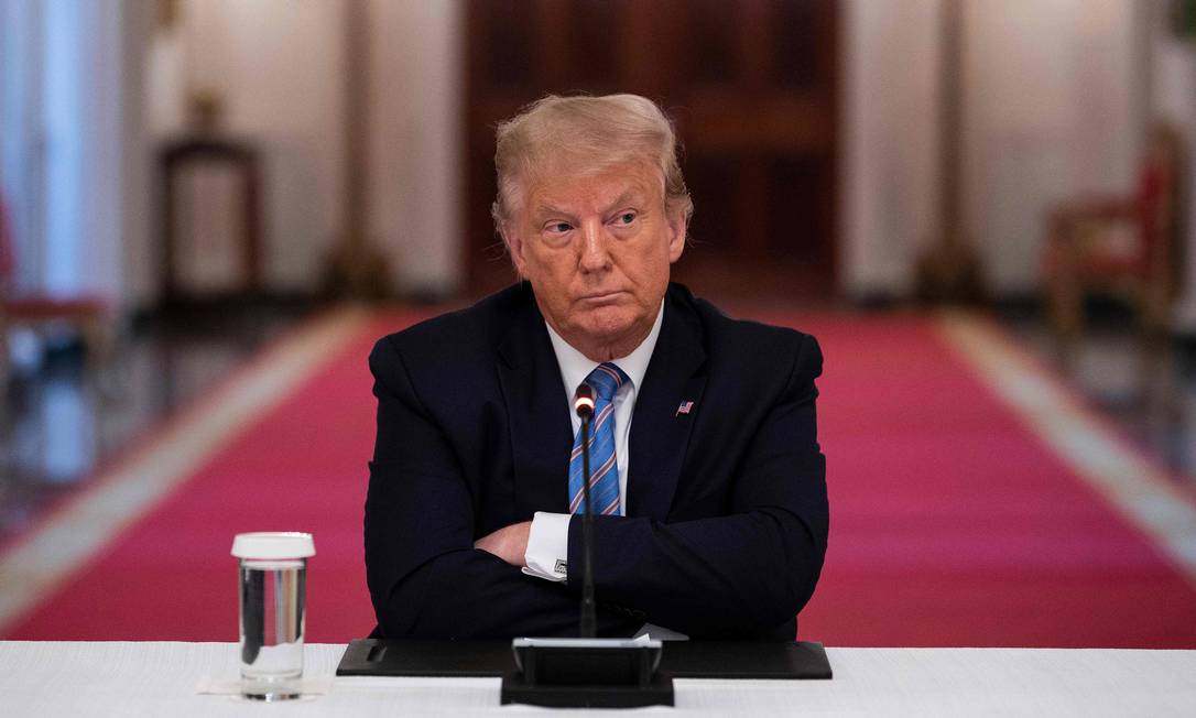 Trump impõe novas tarifas a caminhões e ônibus importados