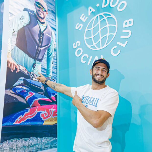 O surfista trocou as ondas gigantes pelo glamour da capital paulista e mostrou que sabe pilotar tanto no mar quanto no close.