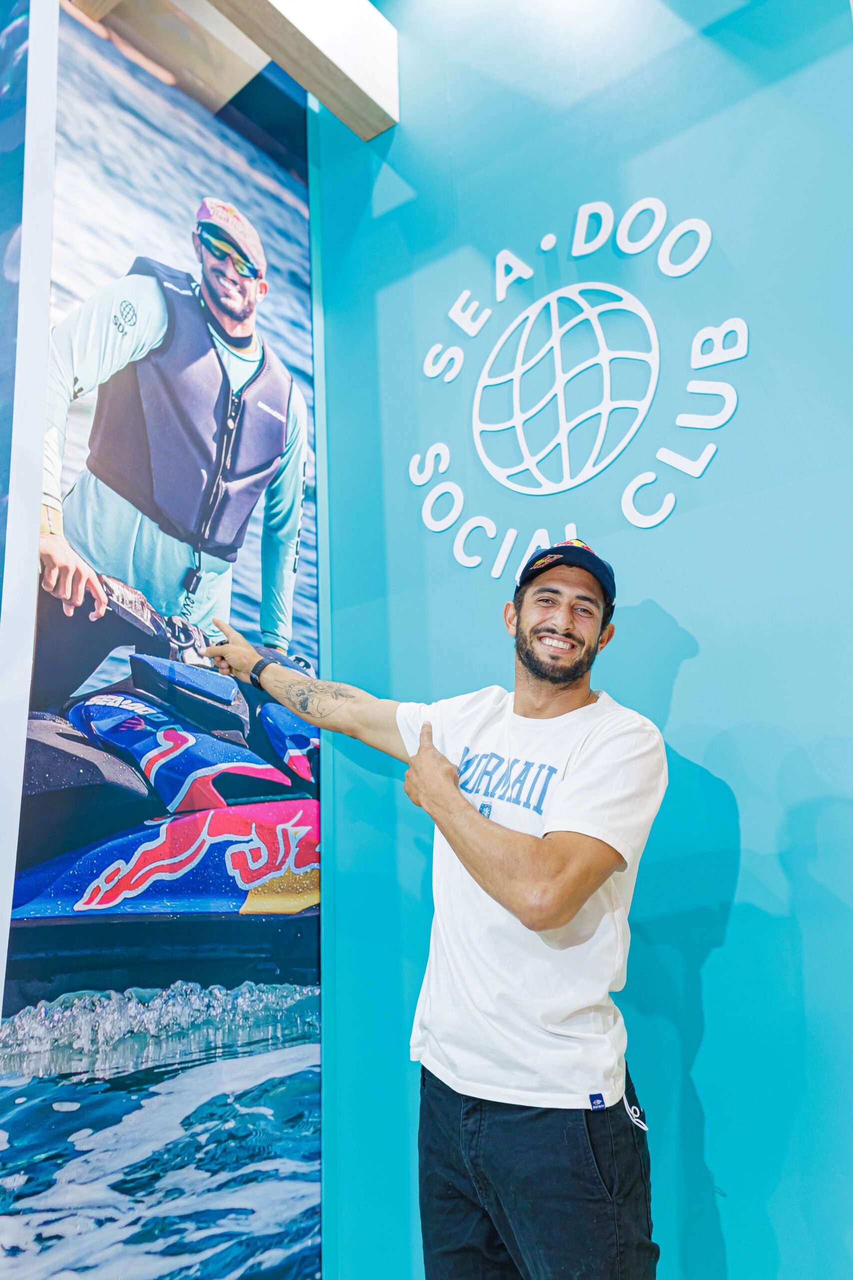 O surfista trocou as ondas gigantes pelo glamour da capital paulista e mostrou que sabe pilotar tanto no mar quanto no close.