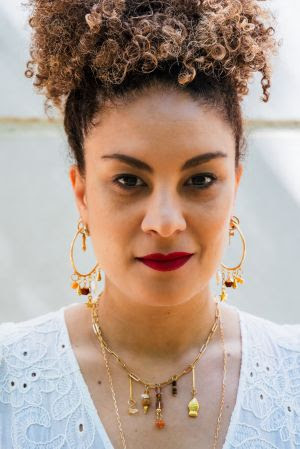 Graziele Neves trocou o comando da gigante de beleza pelo brilho das próprias criações e agora desfila ancestralidade e sofisticação em joias que já circulam de Lisboa a São Paulo.