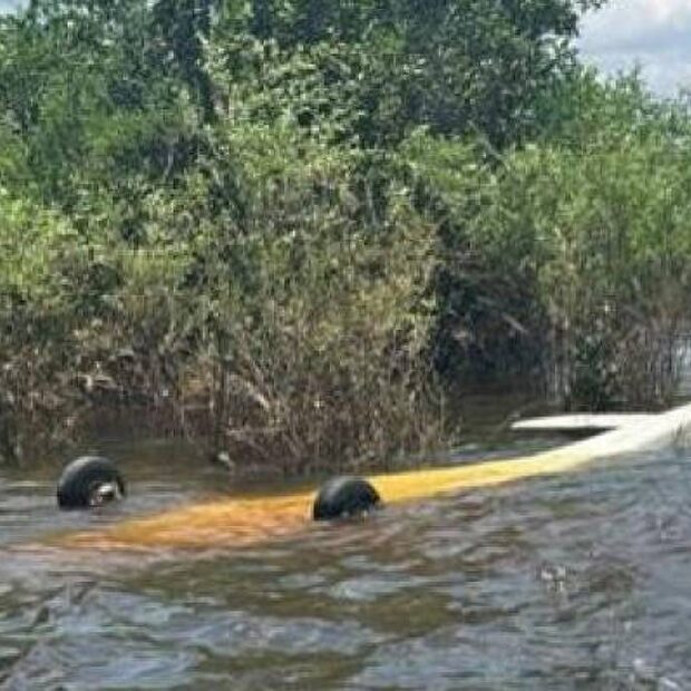 piloto da fab atira em avião clandestino, que faz pouco forçado na água no amazonas