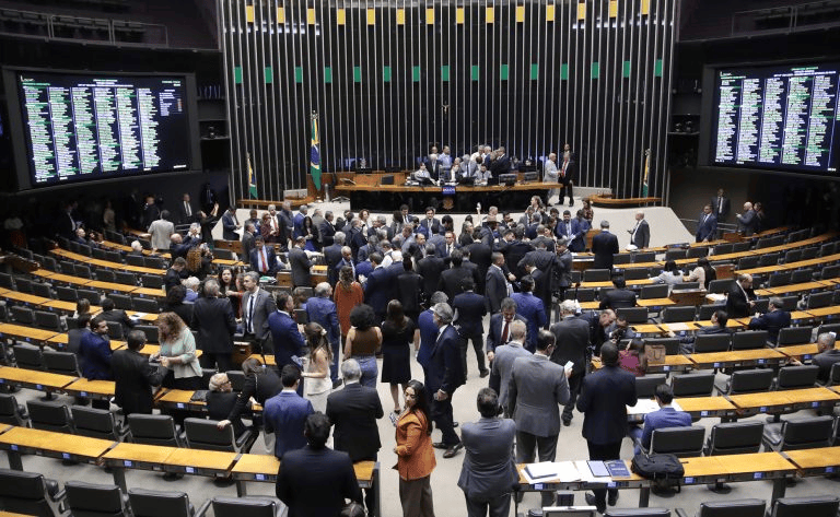 Câmara contrata “cirurgia plástica” de R$ 5 milhões