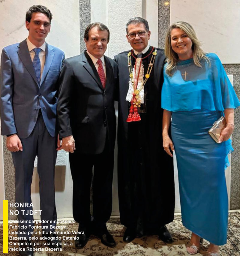 o desembargador empossado fabrício fontoura bezerra, ladeado pelo filho fernando vieira bezerra, pelo advogado estenio campelo e por sua esposa, a médica roberta bezerra