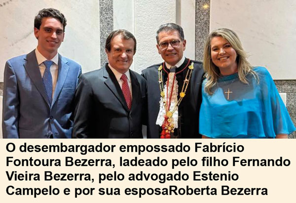 o desembargador empossado fabrício fontoura bezerra, ladeado pelo filho fernando vieira bezerra, pelo advogado estenio campelo e por sua esposaroberta bezerra capa