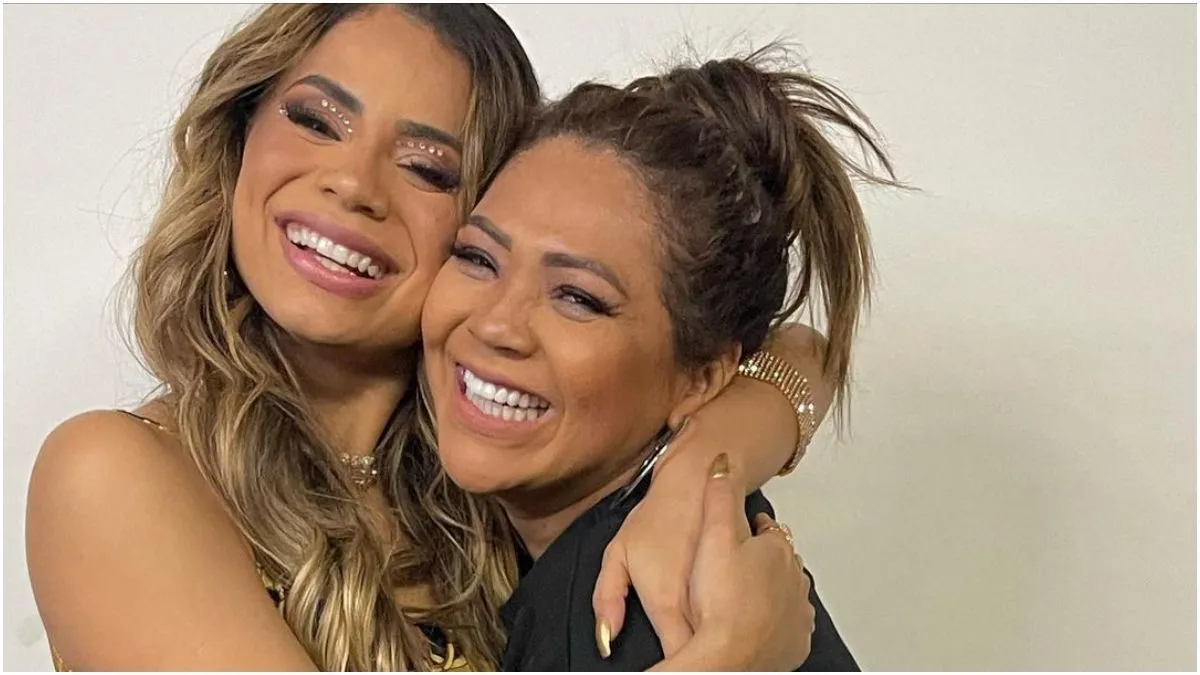 Cantora e a mãe, Darlin Ferrattry, se desentenderam após interferência do noivo na carreira artística