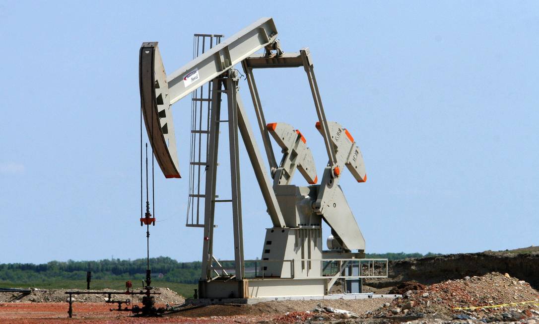 Petróleo cai após telefonema entre Trump e Putin