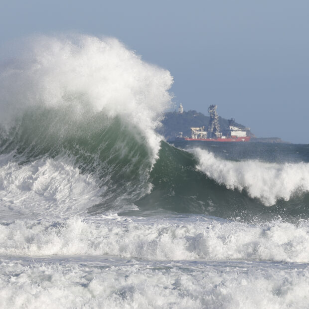 ressaca no mar do rio de janeiro