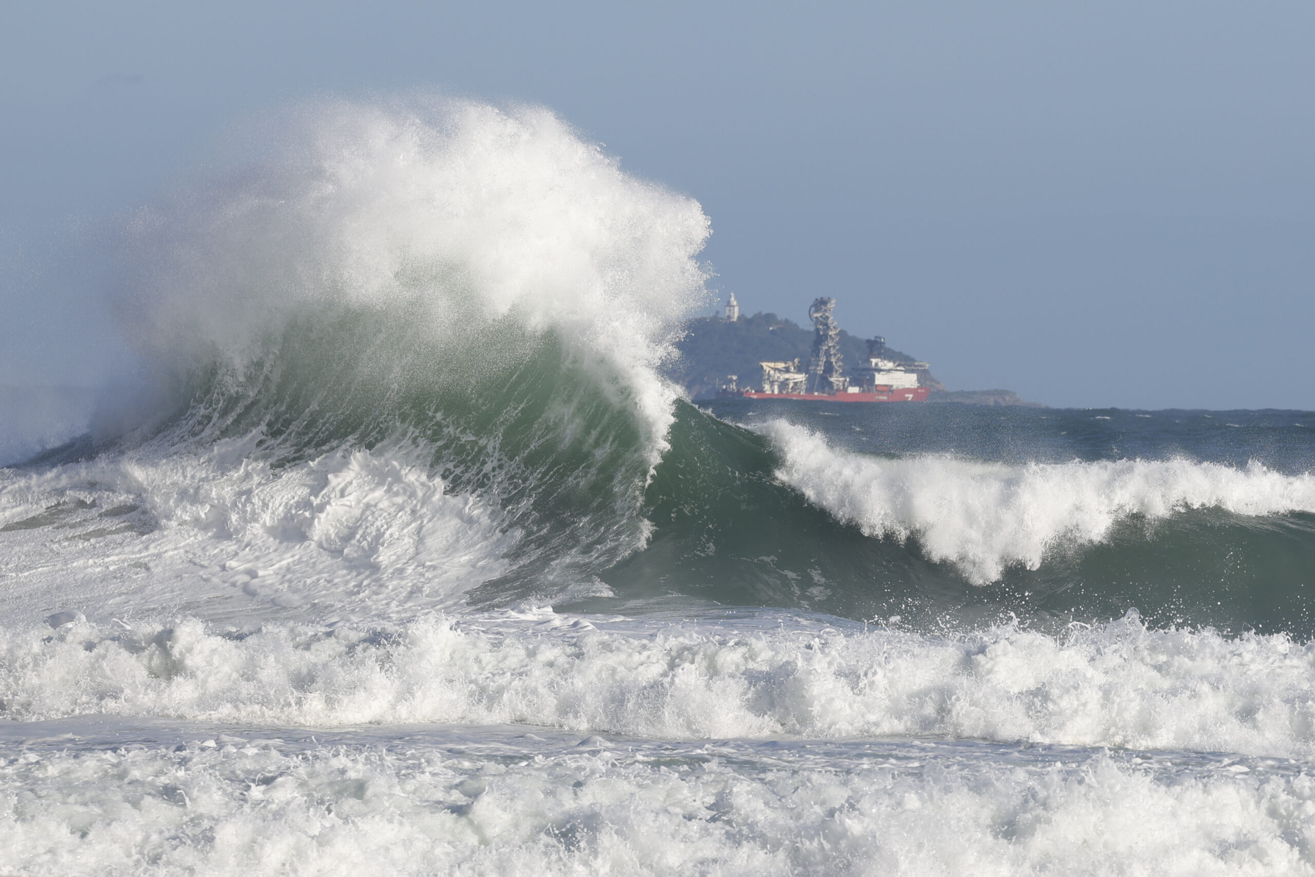 ressaca no mar do rio de janeiro