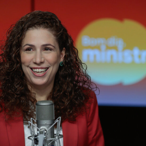 esther dweck, no programa bom dia, ministra.