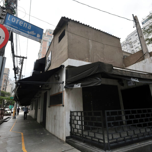 bar interditado pela vigilância sanitária, após suspeita de bebidas com metanol (sp). (1)