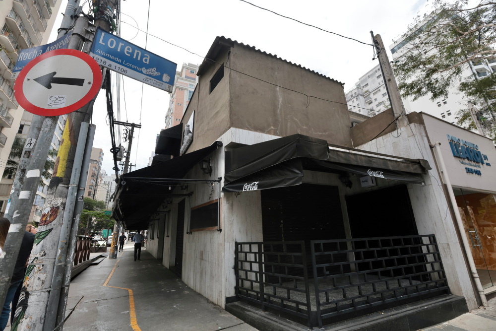 bar interditado pela vigilância sanitária, após suspeita de bebidas com metanol (sp). (1)