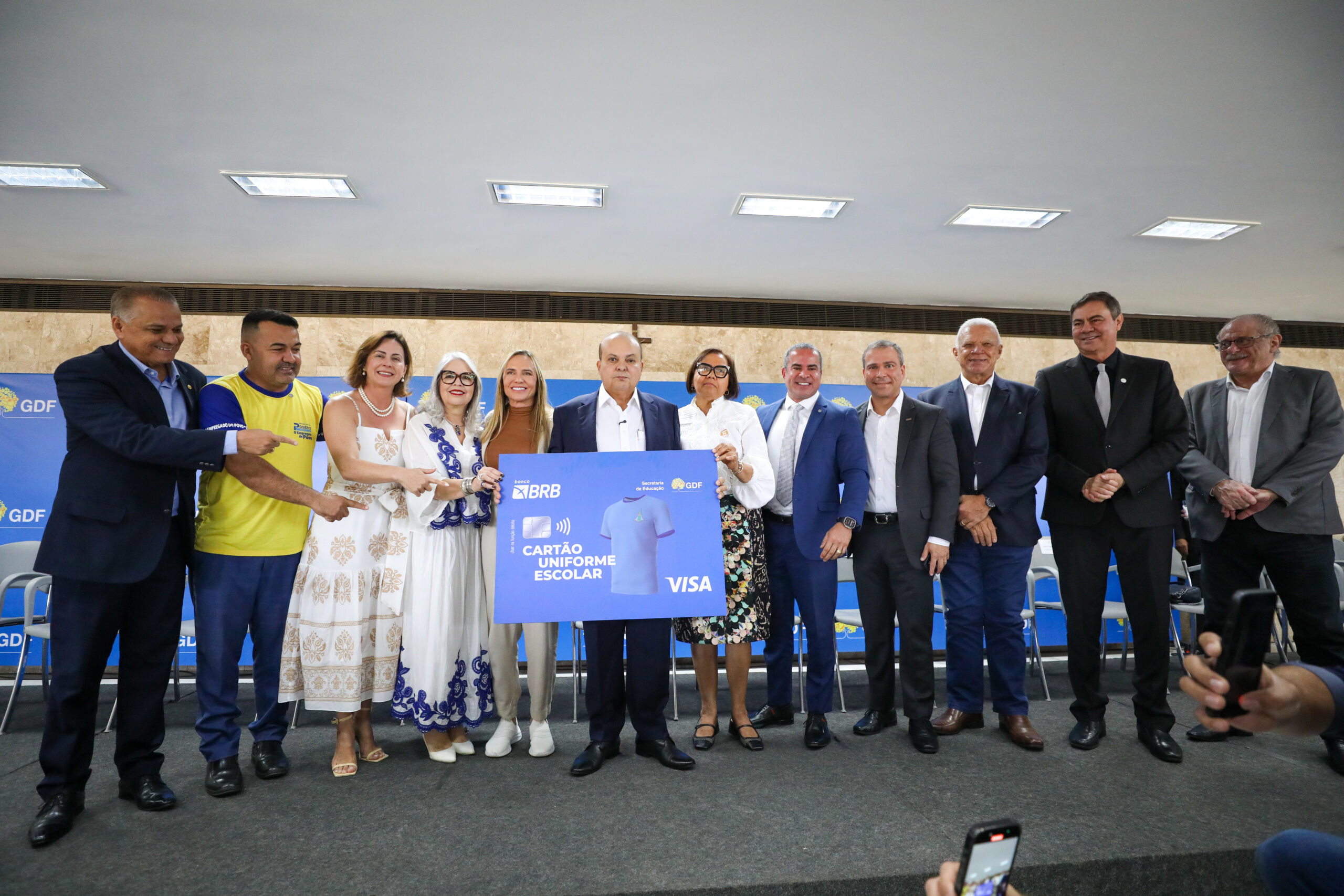 cartão uniforme escolar vai garantir dignidade a 400 mil estudantes e movimentar economia local foto renato alvesagência brasília