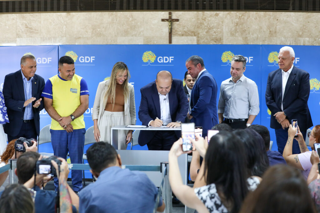 cartão uniforme escolar vai garantir dignidade a 400 mil estudantes e movimentar economia local foto lúcio bernardo jr.agência brasília.