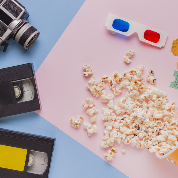 videotape com camera de video vintage e pipocas