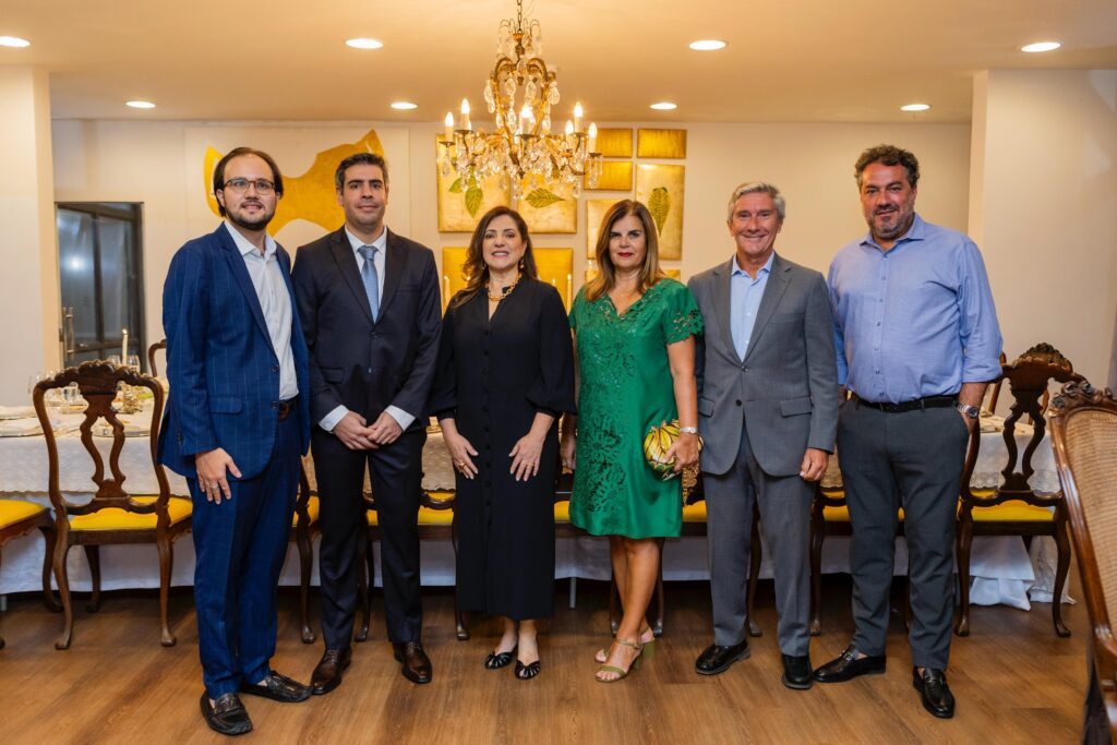 Galerista Antonio Aversa, os representantes da Vista Alegre Bruno Dias e Valéria Álvares com a embaixatriz Cristina, o embaixador de Portugal Luís Faro Ramos e o empresário Roberto Corrieri 