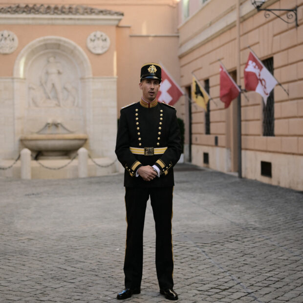 vatican swiss guards uniform