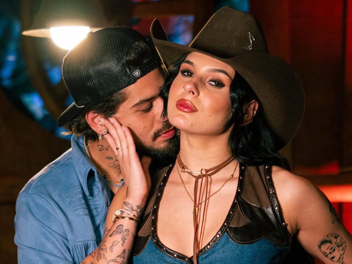 Sertanejo confirma romance com a boiadeira, celebra leveza do momento e destaca que relação está fluindo sem pressa.