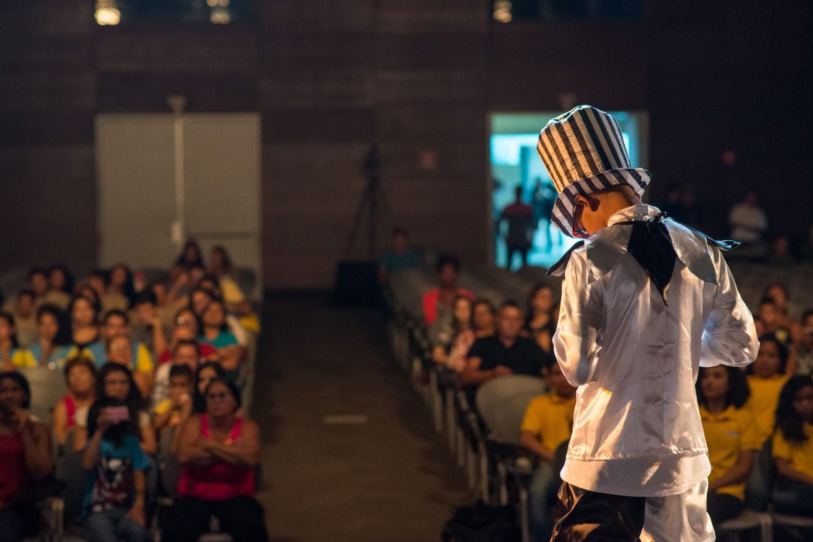 candanguinho apresentacao em escola foto arquivo (1)