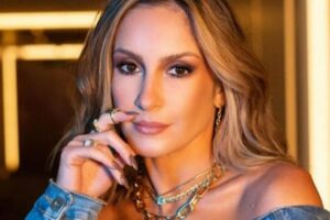 A loira vai cantar, brilhar e mostrar que o tempo cura tudo — até saia justa em rede nacional!