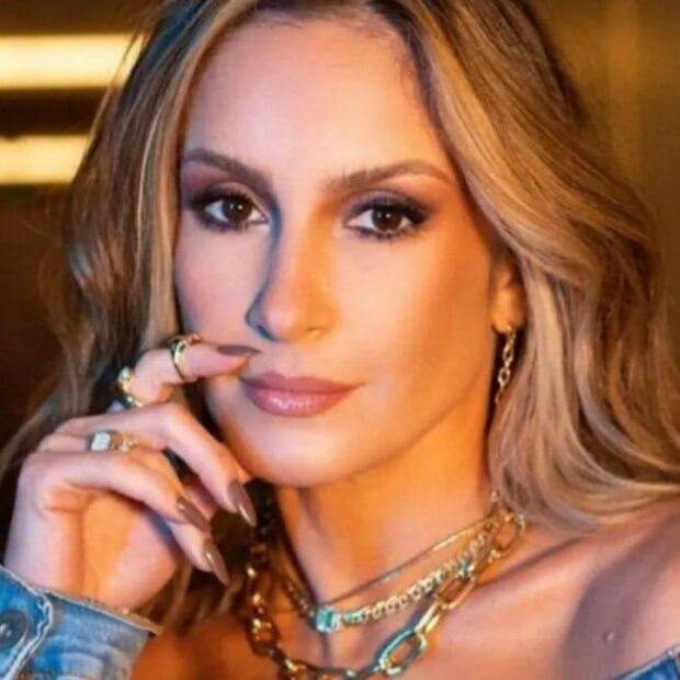 A loira vai cantar, brilhar e mostrar que o tempo cura tudo — até saia justa em rede nacional!