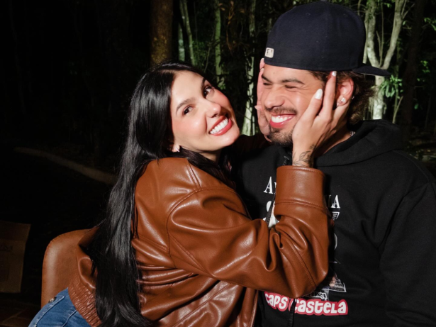 Casal posa junto com look personalizado e agita a web com nova música,e com clima de romance no ar!