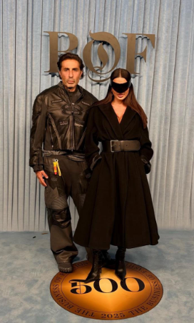 Depois do desfile bafônico da Balenciaga, o casal poderoso marcou presença no evento da The Business of Fashion, cercado de glamour, grifes e influentes do mundo inteiro!