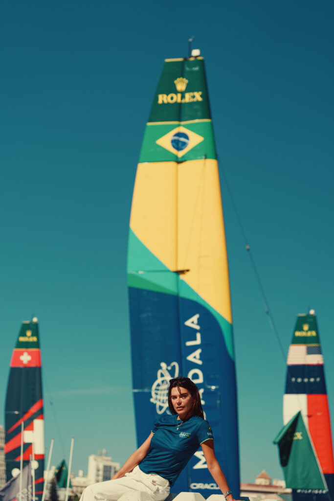 convidada fez fotos em frente ao barco f50 da equipe brasileira e ganhou camiseta personalizada com seu nome crédito at films divulgação mubadala brazil (5)