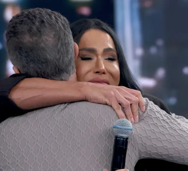 De andador e lágrimas nos olhos, musa fitness se emociona, agradece à Globo e já garante vaga para 2026