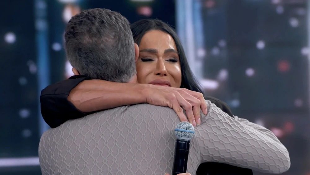 De andador e lágrimas nos olhos, musa fitness se emociona, agradece à Globo e já garante vaga para 2026
