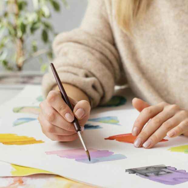 mulher jovem pintando com aquarela