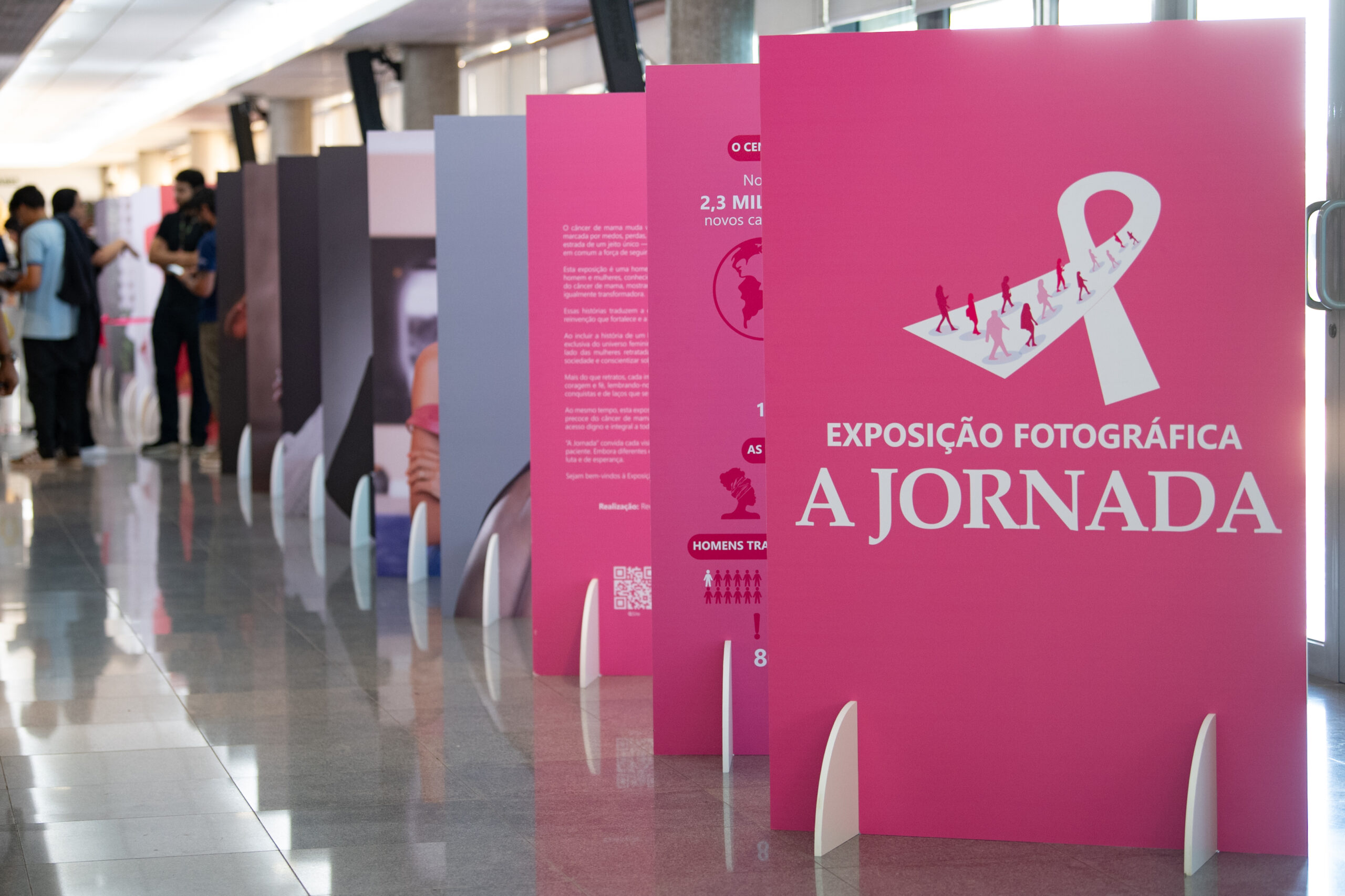 exposição fotográfica "a jornada" no outubro rosa 2025