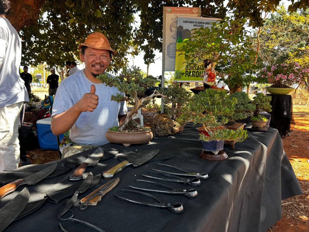 primeiro encontro da confraria bonsai de brasília leva tradição japonesa ao parque da cidade alexandre da silva filho, conhecido como alex facas créditos daniel xavier jornal de brasília (2)