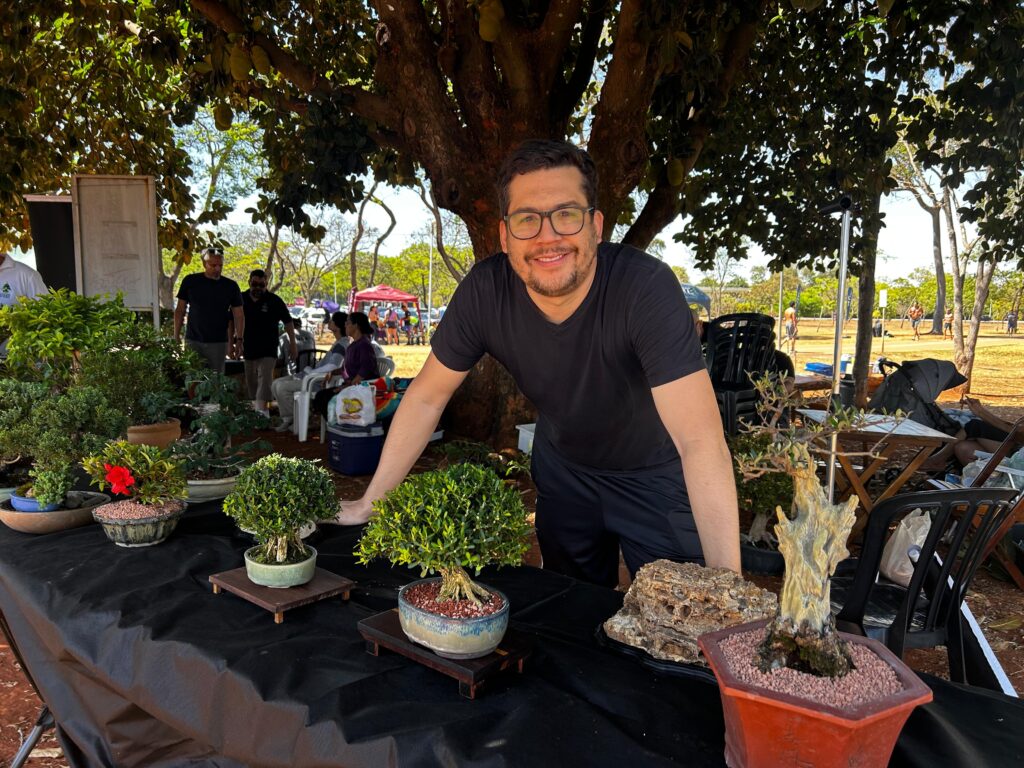 primeiro encontro da confraria bonsai de brasília leva tradição japonesa ao parque da cidade marçal freire, de 41 anos, bonsaístas créditos daniel xavier jornal de brasília