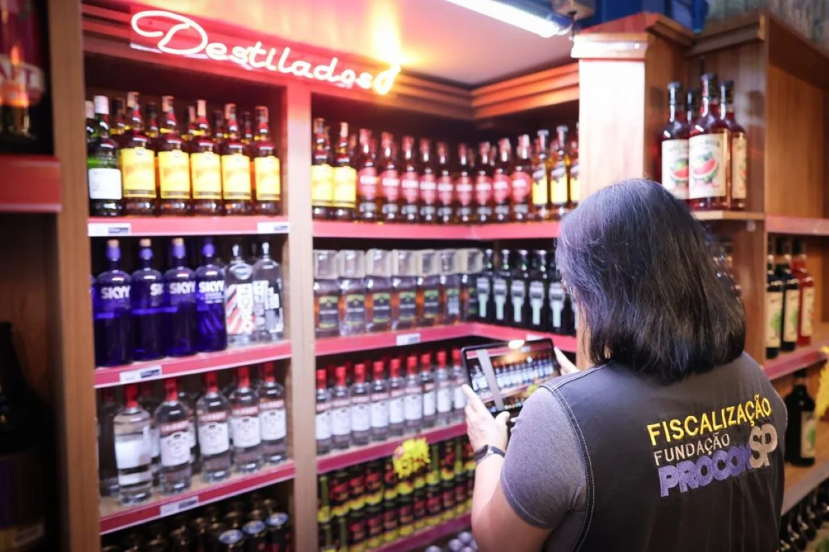 Polícia descobre 2 postos no ABC Paulista suspeitos de fornecer metanol para bebidas