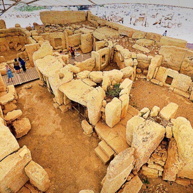Vista panorâmica do Templo Megalítico de Ħaġar Qim em Malta, uma estrutura de pedra antiga, mais velha que as pirâmides. Coluna de Analice Nicolau no Jornal de Brasília sobre turismo arqueológico e a história da civilização
