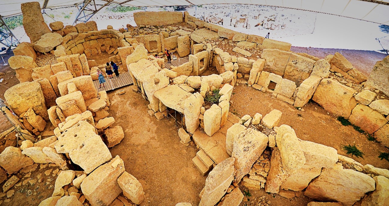 Vista panorâmica do Templo Megalítico de Ħaġar Qim em Malta, uma estrutura de pedra antiga, mais velha que as pirâmides. Coluna de Analice Nicolau no Jornal de Brasília sobre turismo arqueológico e a história da civilização