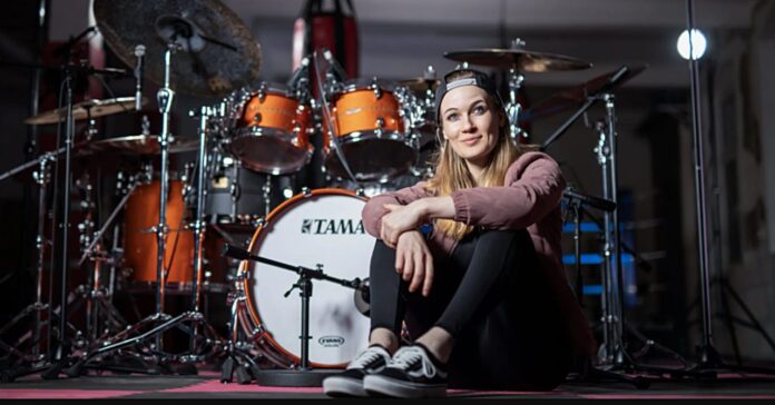 anika nilles rush baterista